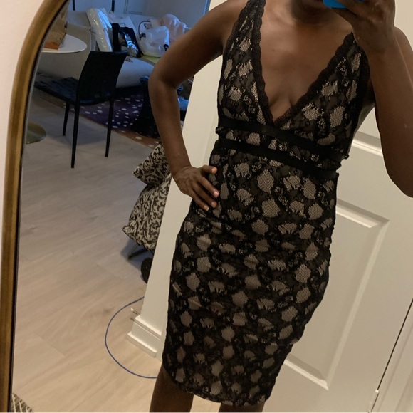 . Small midi open back. Cutout lace v deck dress - Picture 5 of 6